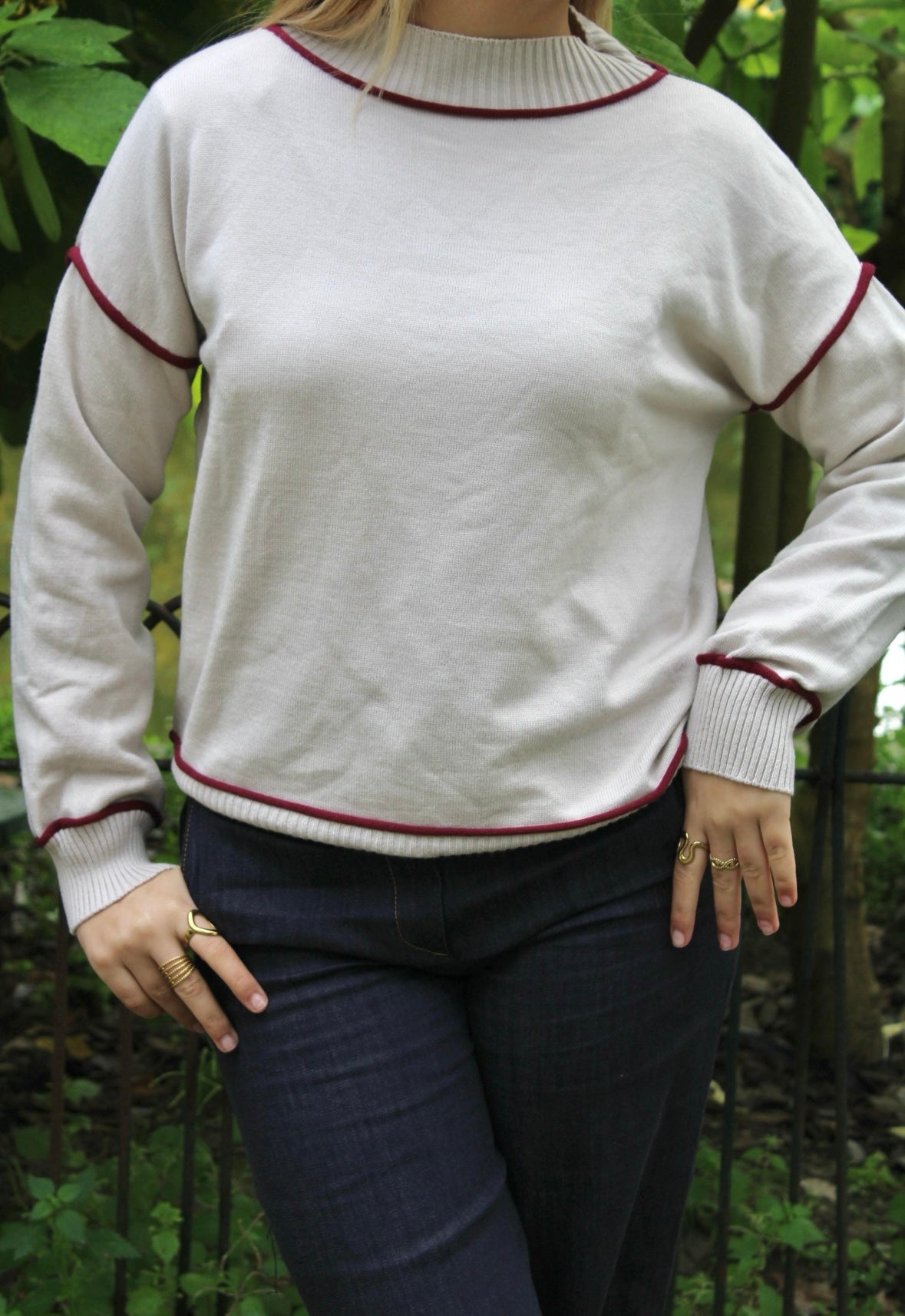 camisola com linhas vermelhas