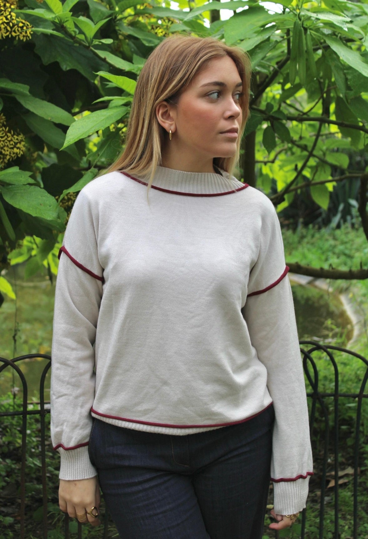 camisola com linhas vermelhas