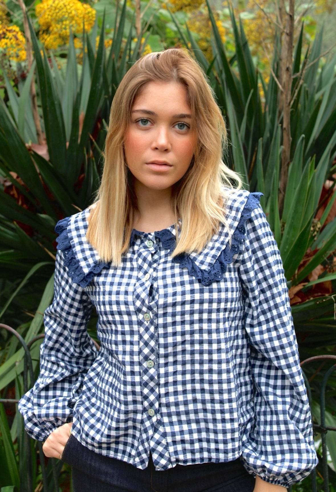 Camisa azul e branca