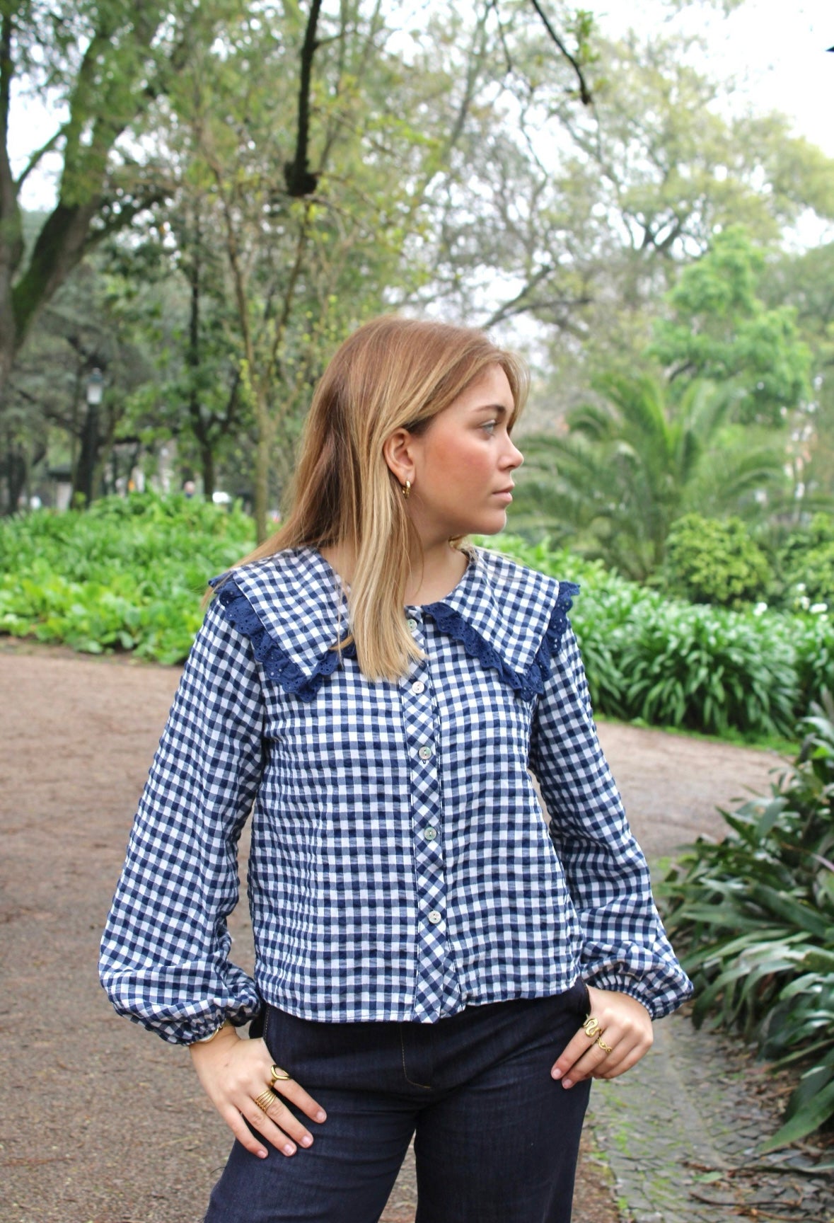 Camisa azul e branca