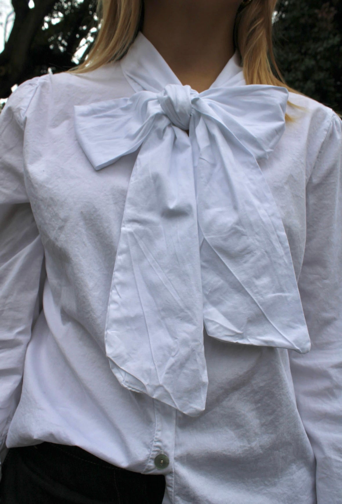 Camisa branca com laço