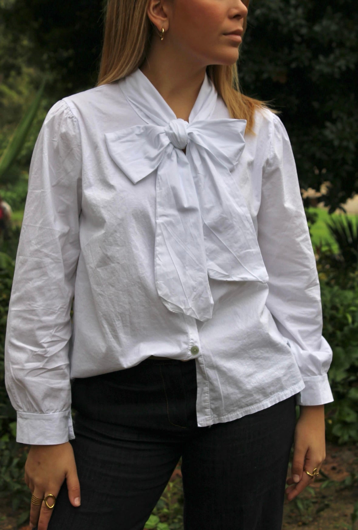 Camisa branca com laço