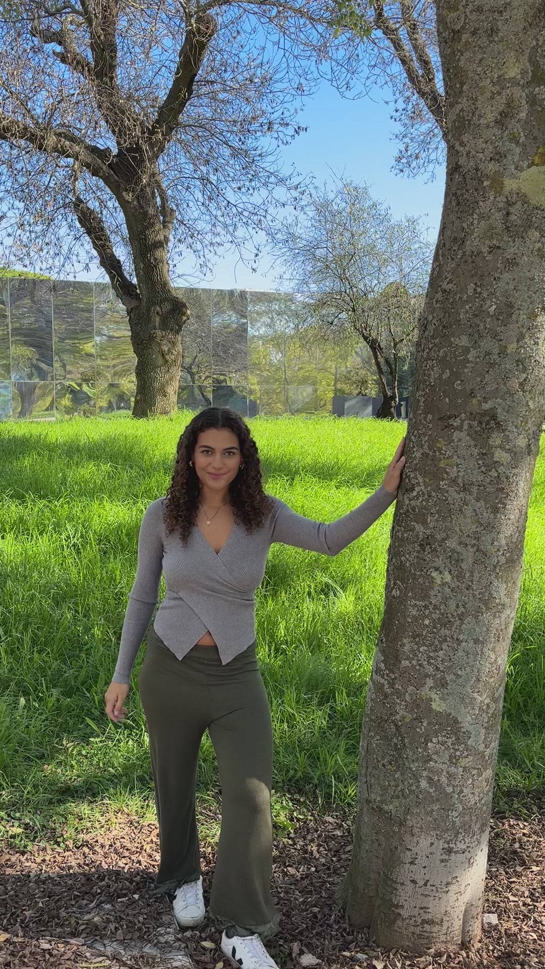 Camisola cruzada cinzenta